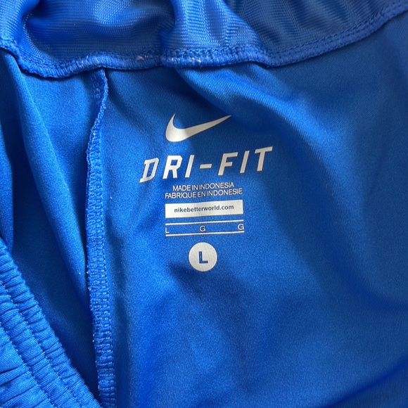 Nike Large Shorts - Picture 2 of 2